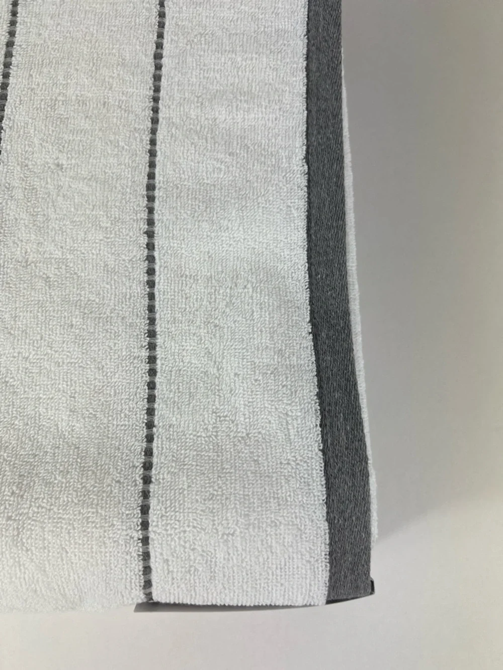 DKNY Bath Towels Eco-melange White Gray Plush Cotton Absorbent Set of 2 NEW